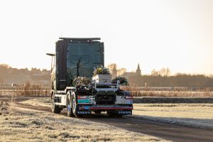 Uitvaart met vrachtwagen en oplegger